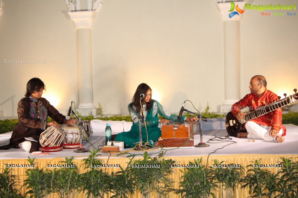 Ghazal by Pooja Gaitonde - Host - Raunaq Yar Khan and Friends