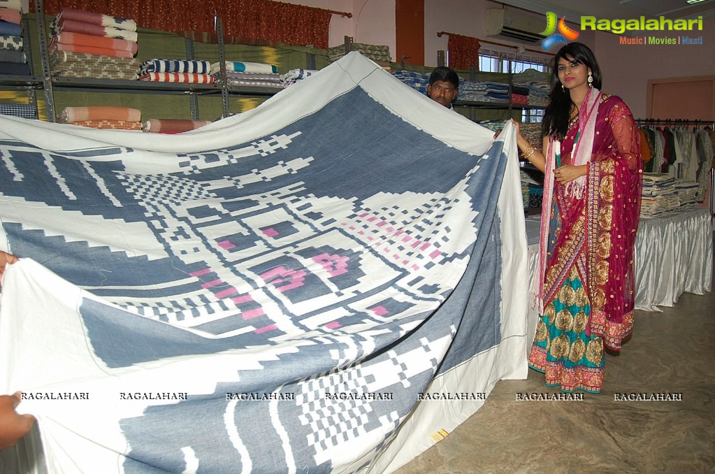 Miss Vizag Shobana Shona Inaugrates Pochampally IKAT Art Mela at Lions Club Visakhapatnam