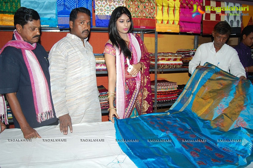 Miss Vizag Shobana Shona Inaugrates Pochampally IKAT Art Mela at Lions Club Visakhapatnam