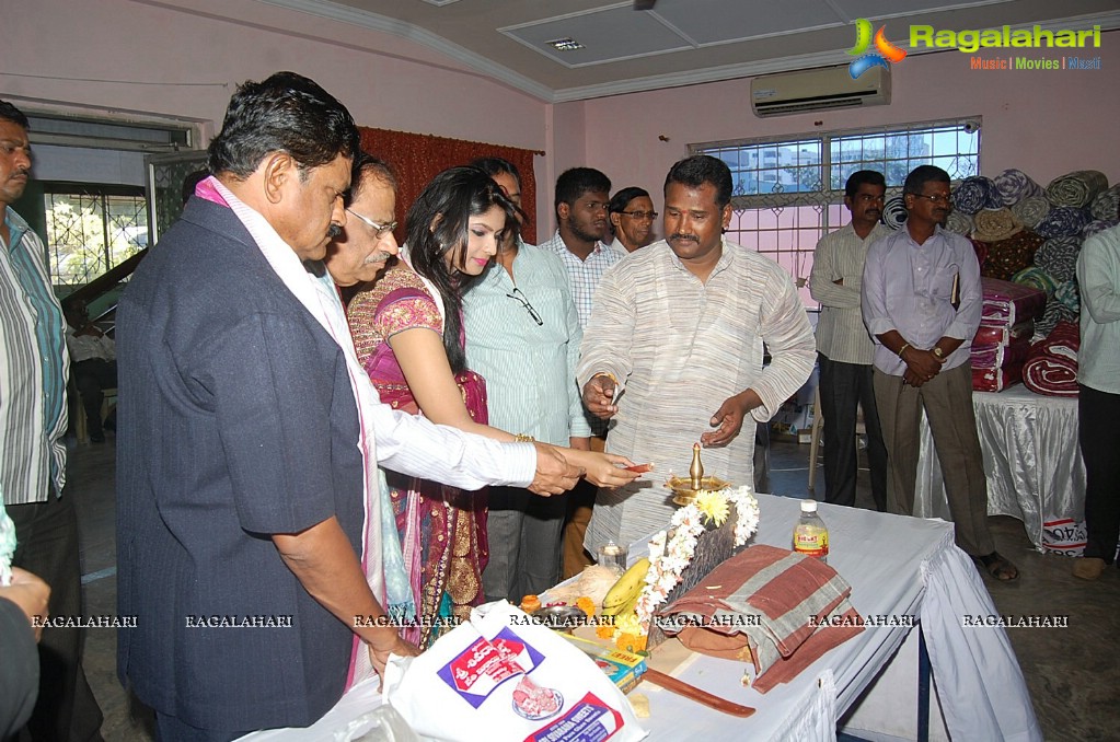 Miss Vizag Shobana Shona Inaugrates Pochampally IKAT Art Mela at Lions Club Visakhapatnam