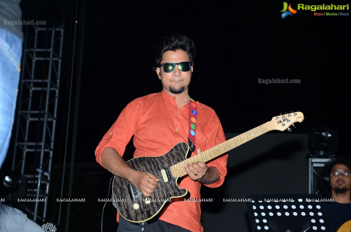 Arijit Singh Live In Concert - Shiznay 2K15 at TKR College