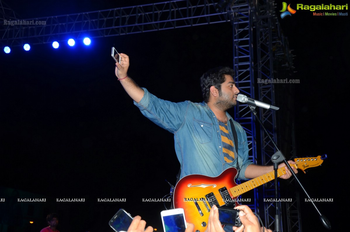 Arijit Singh Live In Concert - Shiznay 2K15 at TKR College