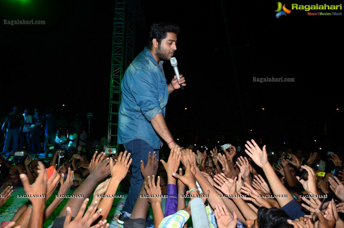 Arijit Singh Live In Concert - Shiznay 2K15 at TKR College