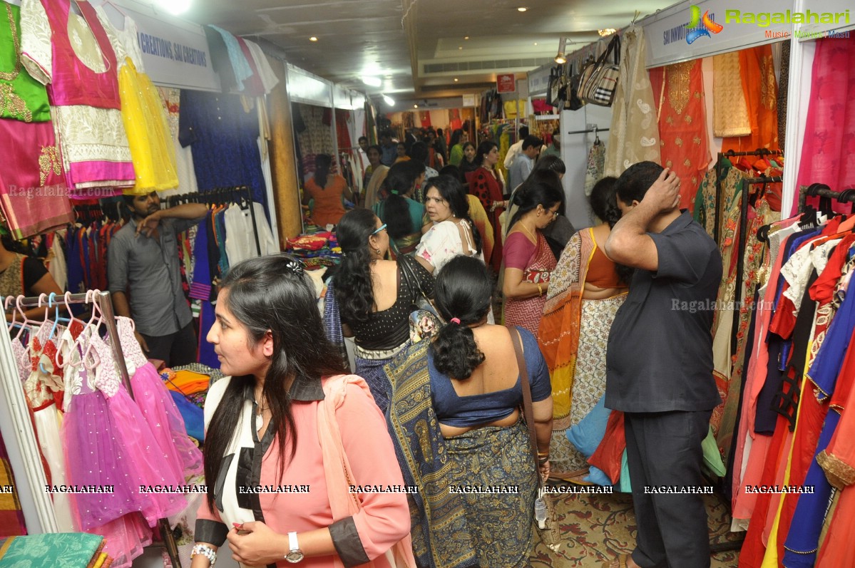 Trendz Vivah Collection Exhibition Launch by Deepu Naidu and Parinidhi