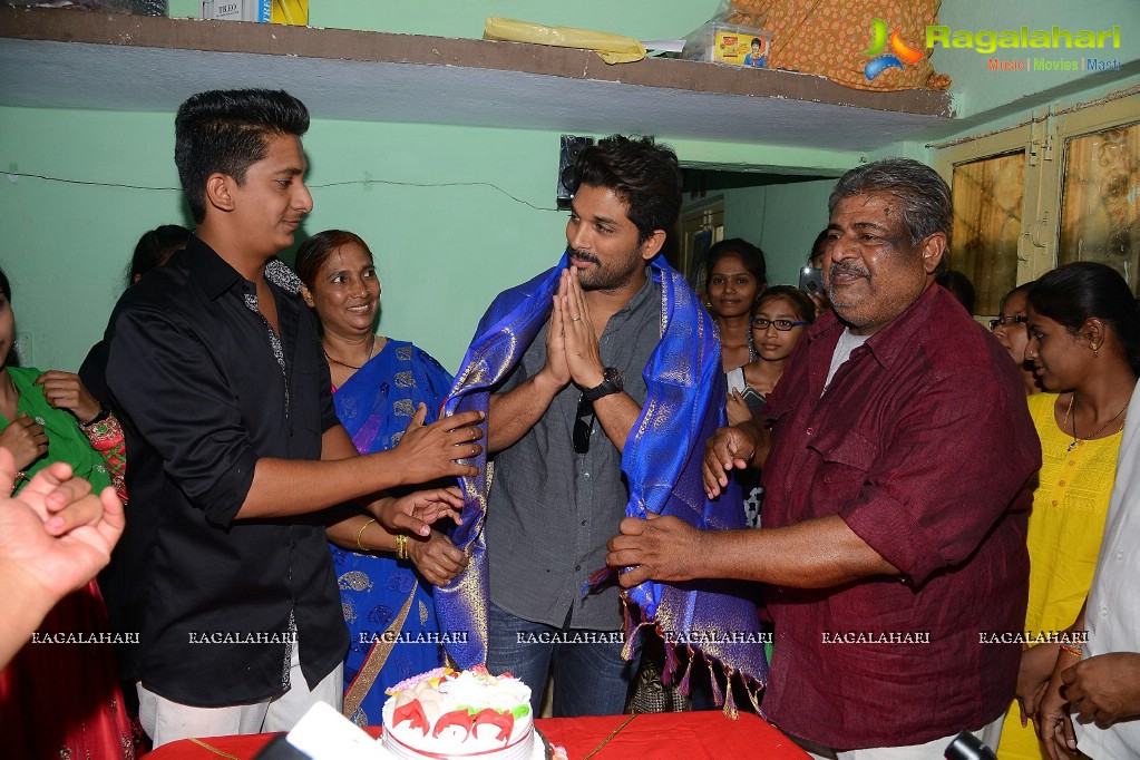 Allu Arjun visits Mega Fan Noor Mohammed's House