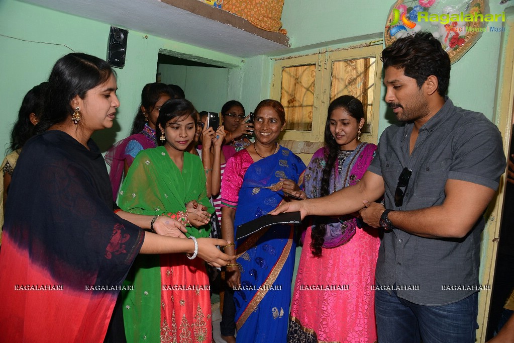 Allu Arjun visits Mega Fan Noor Mohammed's House