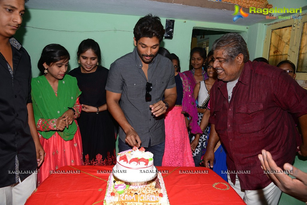 Allu Arjun visits Mega Fan Noor Mohammed's House