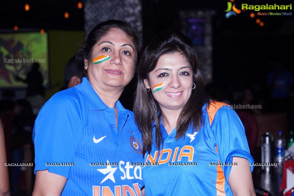 Fans watch India vs Pakistan - ICC T20 World Cup 2016 Live at Bakkyard Gastro Pub, Hyderabad