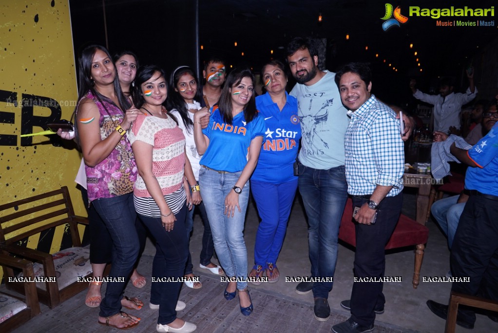 Fans watch India vs Pakistan - ICC T20 World Cup 2016 Live at Bakkyard Gastro Pub, Hyderabad