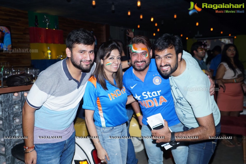 Fans watch India vs Pakistan - ICC T20 World Cup 2016 Live at Bakkyard Gastro Pub, Hyderabad