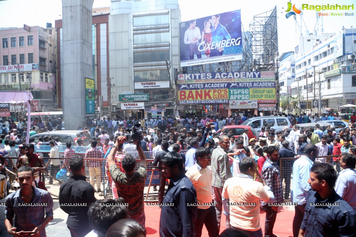 Anupama Parameswaran inaugurates VRK Silks at Ameerpet, Hyderabad