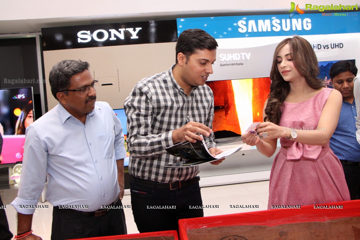 Angela Krislinzki announces winner of Bajaj Electronics Gold Hungama at Forum Mall, Hyderabad