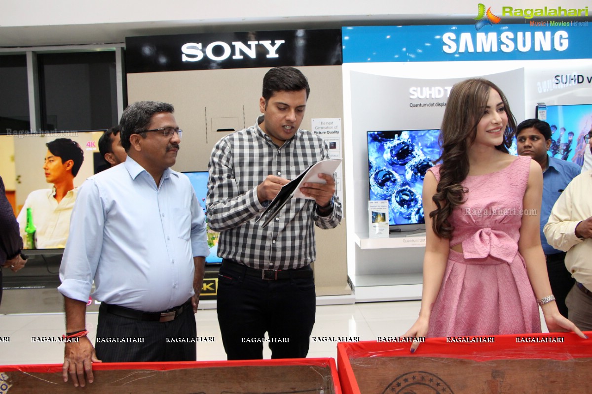 Angela Krislinzki announces winner of Bajaj Electronics Gold Hungama at Forum Mall, Hyderabad