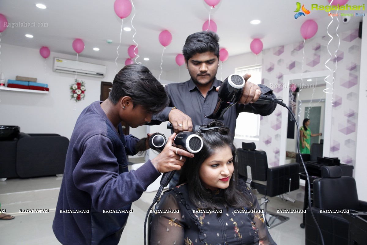 Suma Kanakala and Manali Rathod launches The Makeover Studio at Bhavyas Tulasi Vanam, Kukatpally, Hyderabad