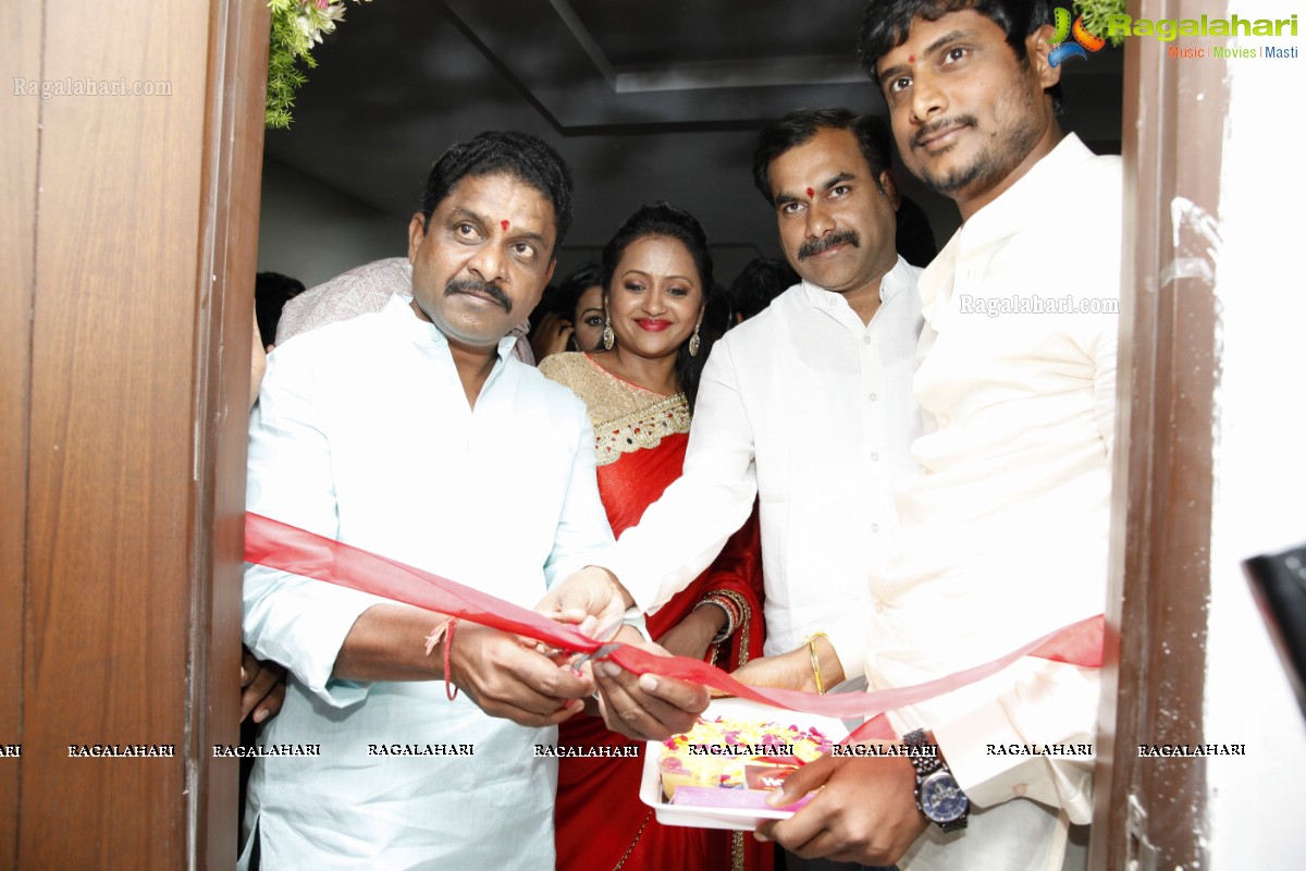 Suma Kanakala and Manali Rathod launches The Makeover Studio at Bhavyas Tulasi Vanam, Kukatpally, Hyderabad