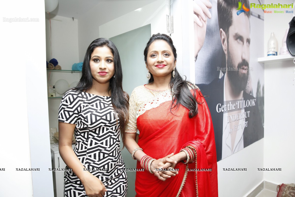 Suma Kanakala and Manali Rathod launches The Makeover Studio at Bhavyas Tulasi Vanam, Kukatpally, Hyderabad