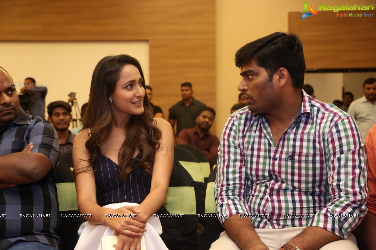 Pragya Jaiswal launches Oppo F3 in Hyderabad