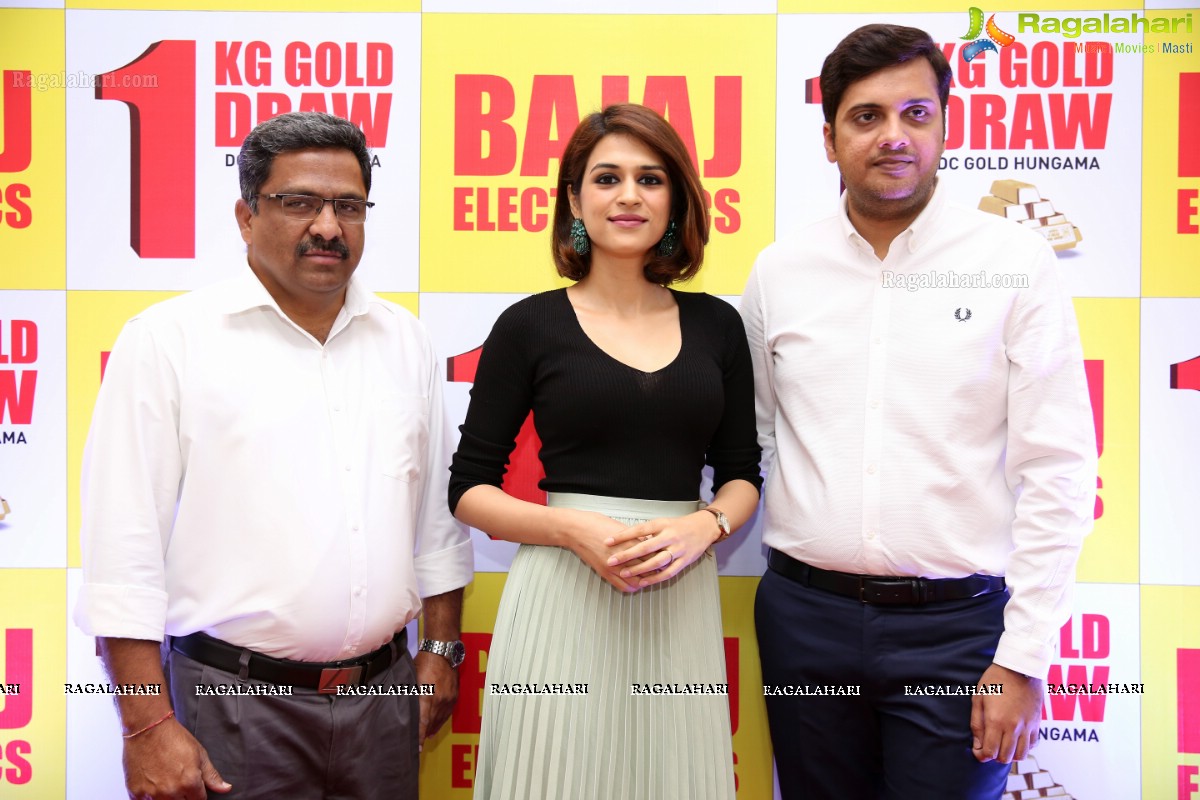 Shraddha Das Announces Lucky Winner Of Bajaj Electronics’ Gold Hungama At Forum Sujana Mall, KPHB