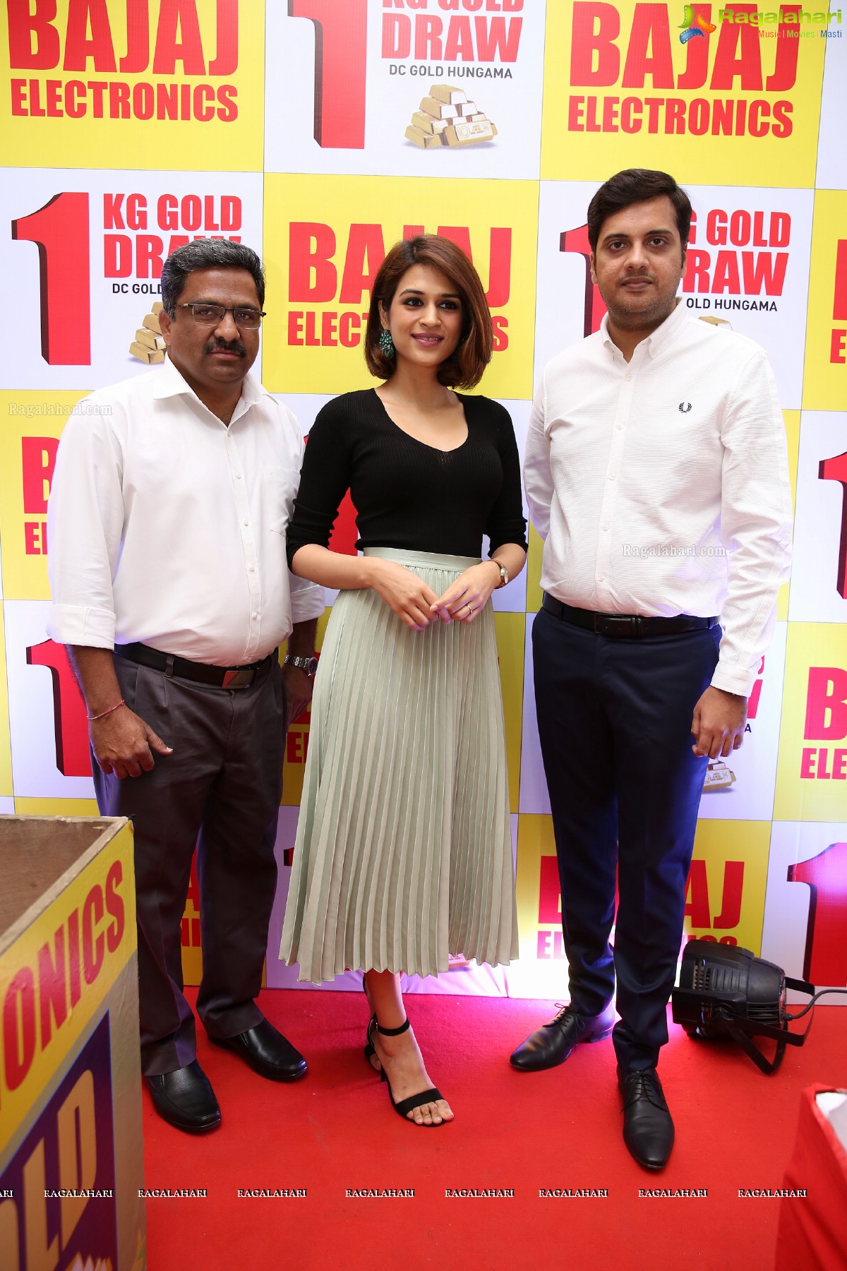 Shraddha Das Announces Lucky Winner Of Bajaj Electronics’ Gold Hungama At Forum Sujana Mall, KPHB