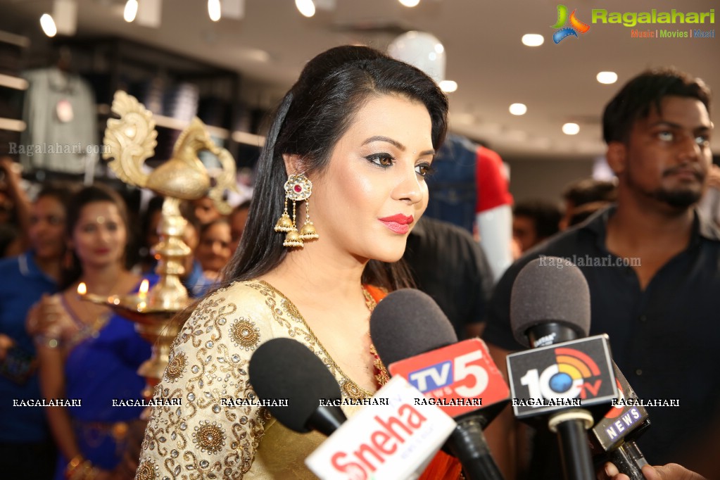 Big Bazaar Unveils All New Fashion Section With Diksha Panth at Kachiguda