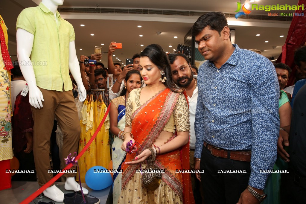 Big Bazaar Unveils All New Fashion Section With Diksha Panth at Kachiguda