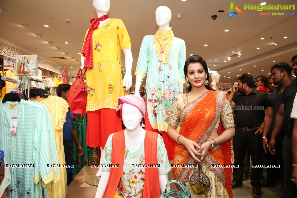 Big Bazaar Unveils All New Fashion Section With Diksha Panth at Kachiguda