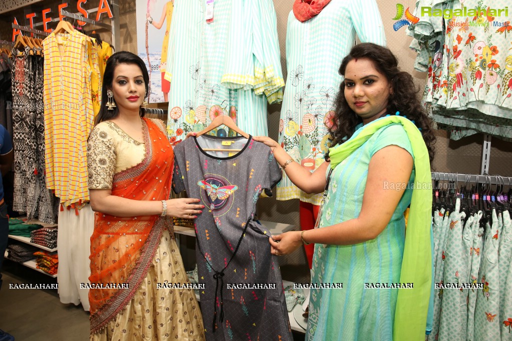 Big Bazaar Unveils All New Fashion Section With Diksha Panth at Kachiguda