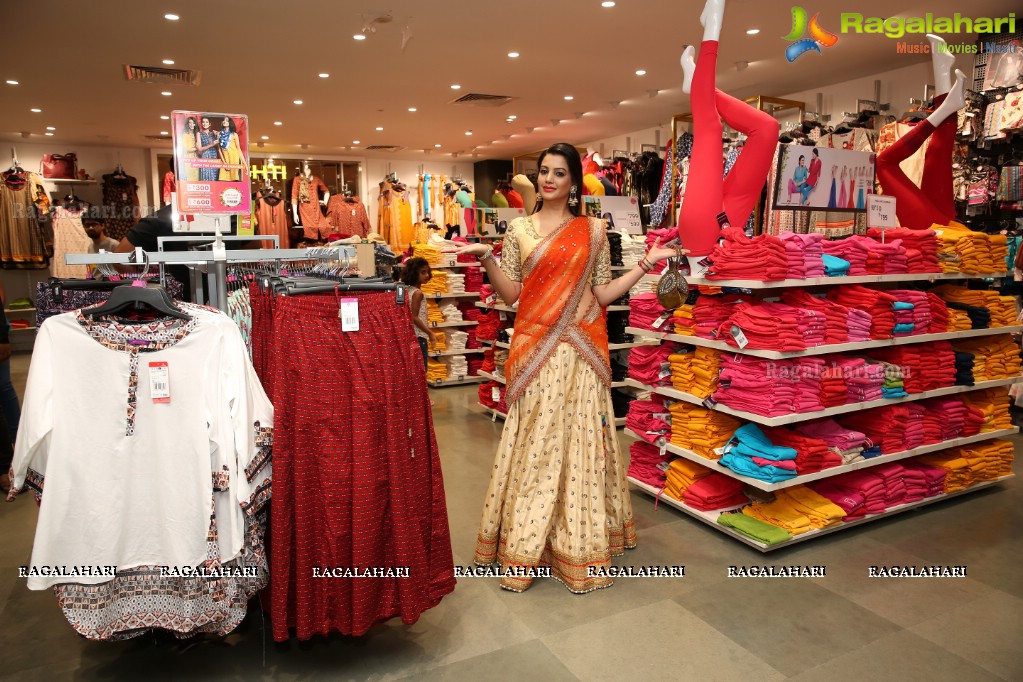 Big Bazaar Unveils All New Fashion Section With Diksha Panth at Kachiguda