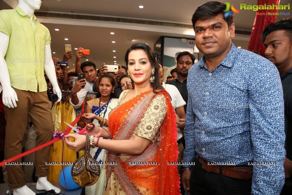 Big Bazaar Unveils All New Fashion Section With Diksha Panth at Kachiguda