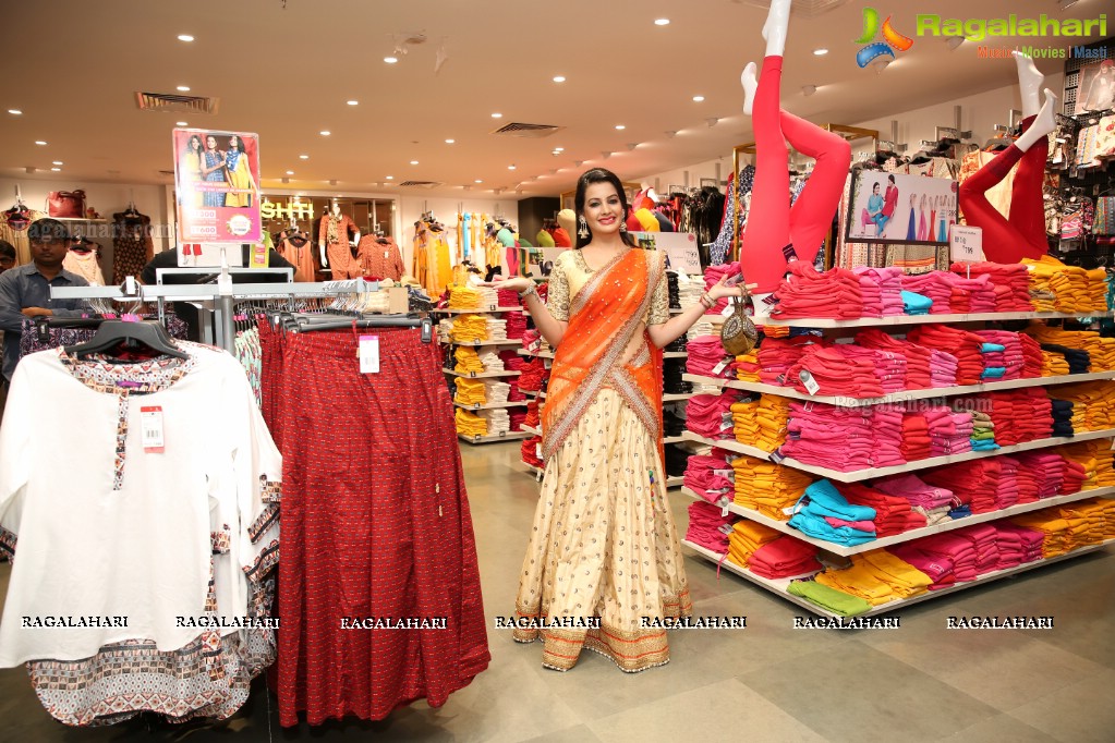 Big Bazaar Unveils All New Fashion Section With Diksha Panth at Kachiguda