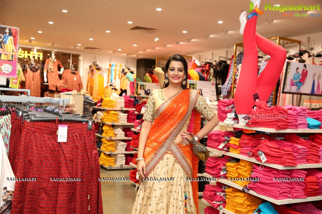 Big Bazaar Unveils All New Fashion Section With Diksha Panth at Kachiguda