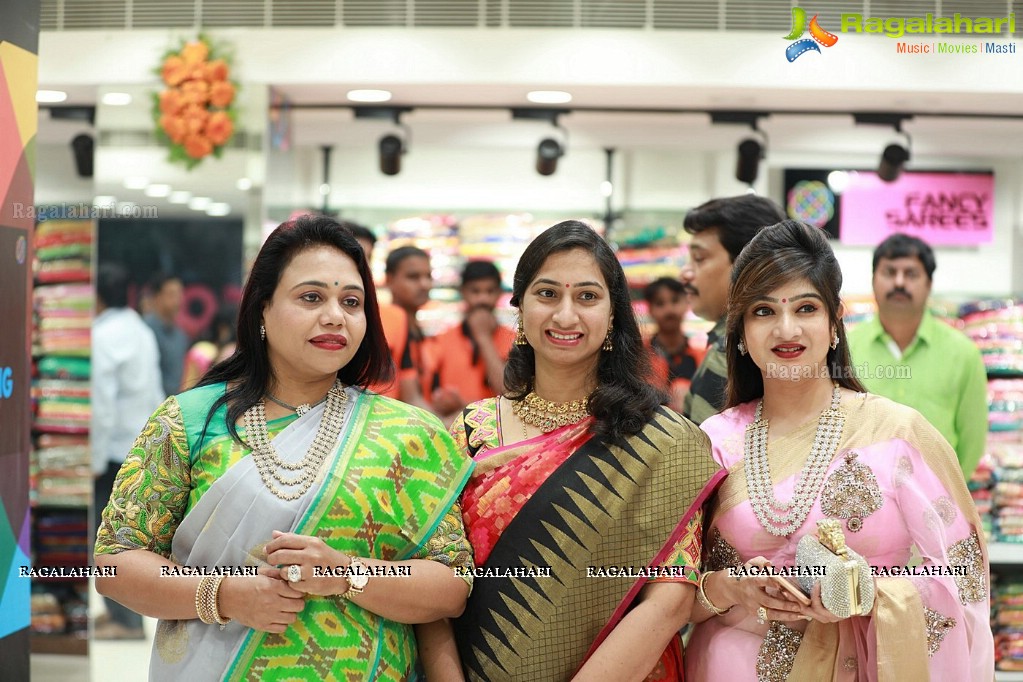 Raashi Khanna and Mehrene Kaur launches KLM Fashion Mall in Nellore