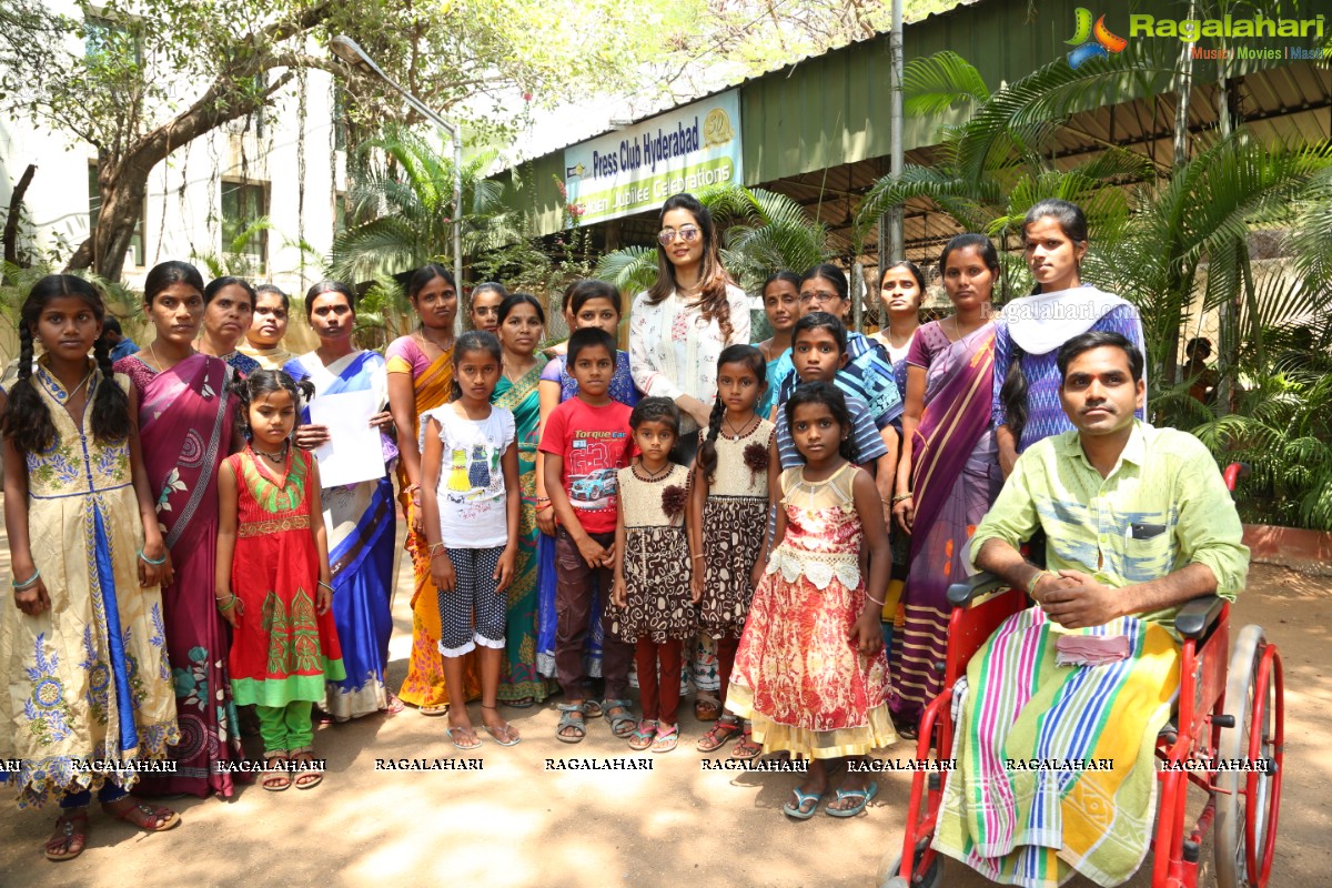 Rashmi Textiles Adopts Pochampally Handlooms Weaving Family