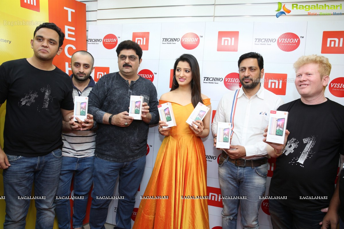 Richa Panai Launched India's All-Rounder Phone 'Redmi-Note-5' @ Technovision Mobiles, Banjara Hills