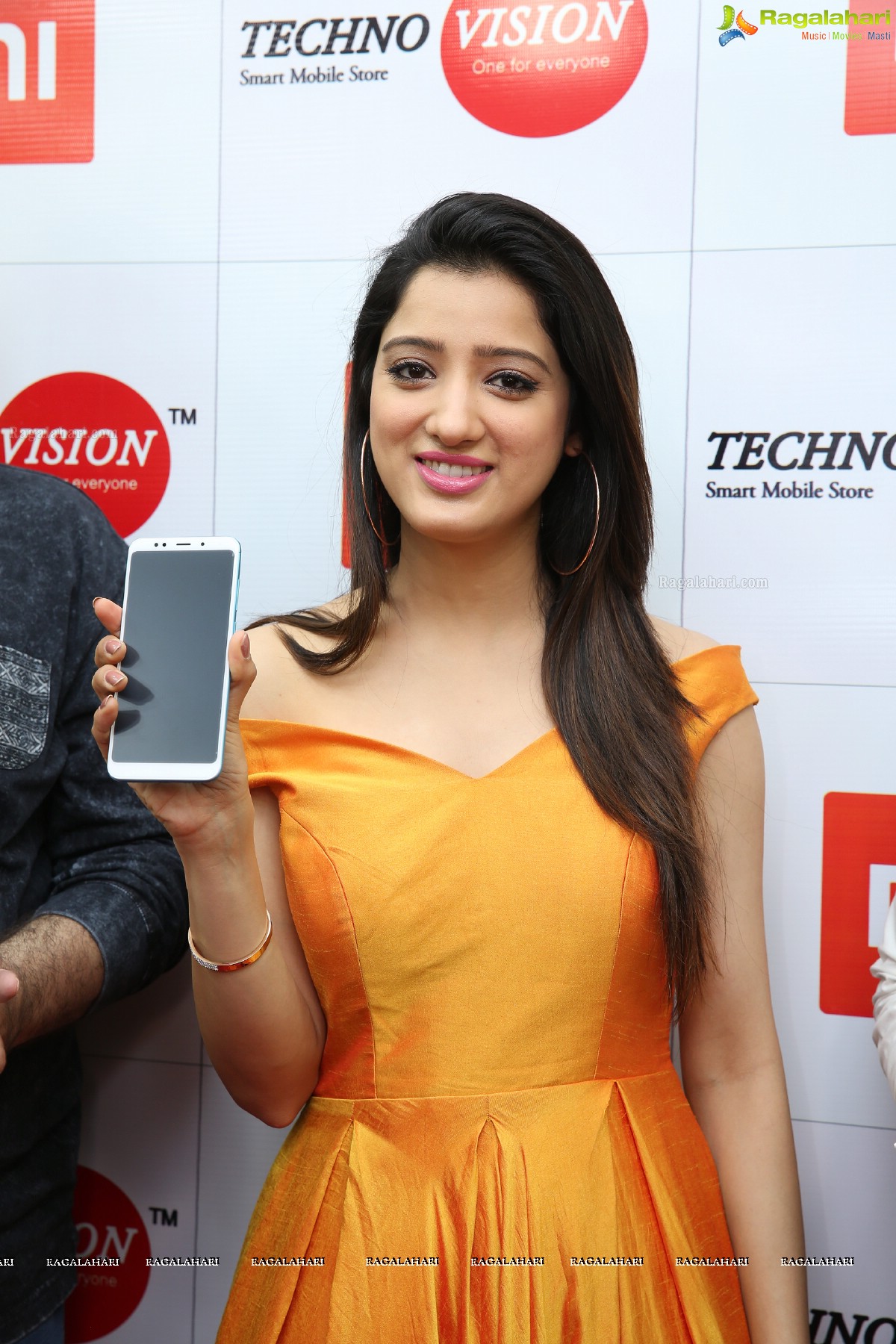 Richa Panai Launched India's All-Rounder Phone 'Redmi-Note-5' @ Technovision Mobiles, Banjara Hills