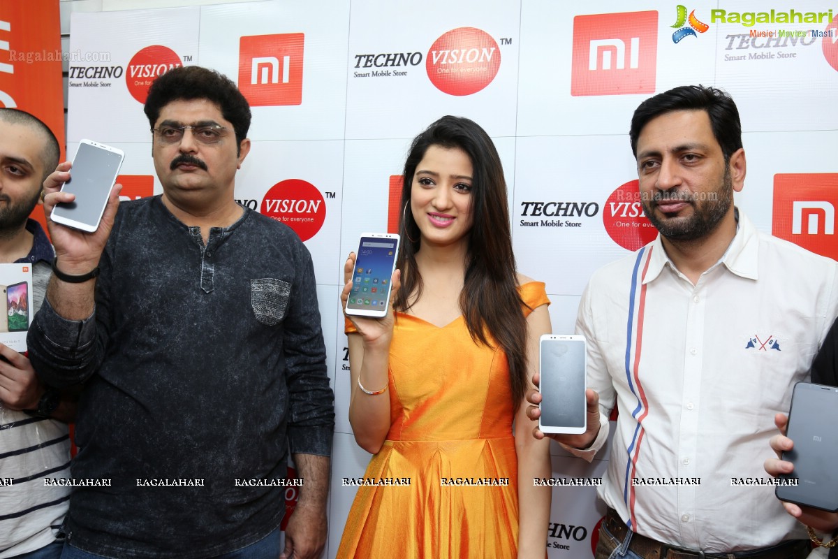 Richa Panai Launched India's All-Rounder Phone 'Redmi-Note-5' @ Technovision Mobiles, Banjara Hills