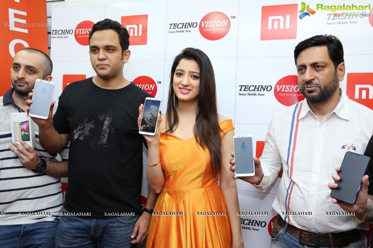Richa Panai Launched India's All-Rounder Phone 'Redmi-Note-5' @ Technovision Mobiles, Banjara Hills