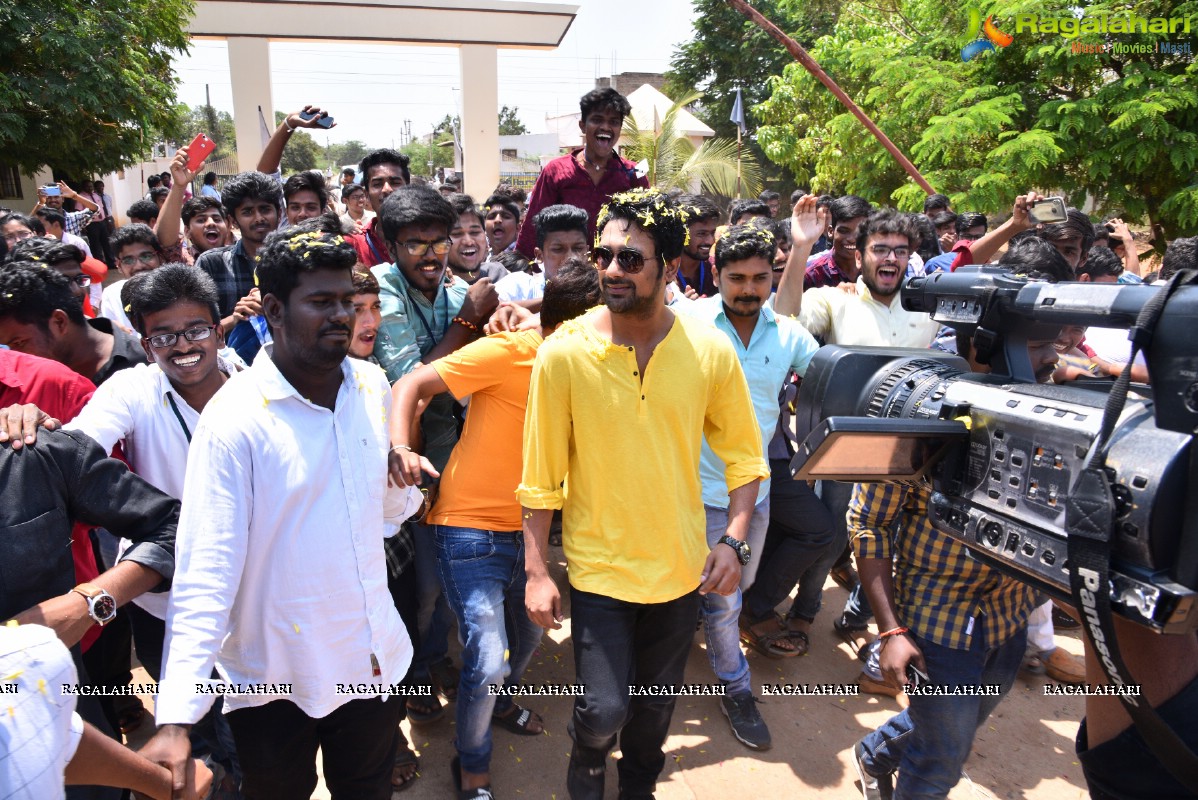 Varun Sandesh Visits Priyadarshini Colleges in Nellore