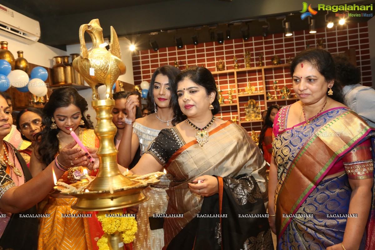 Nitya Shetty Inaugurates Aarna Collections at Sanikpuri