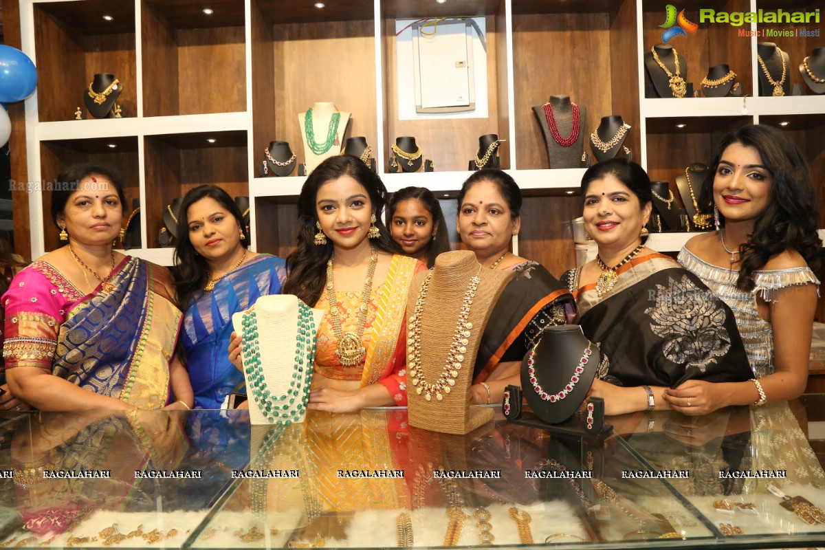 Nitya Shetty Inaugurates Aarna Collections at Sanikpuri