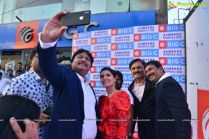 Samantha Launches Samsung S10e Mobile At Big C