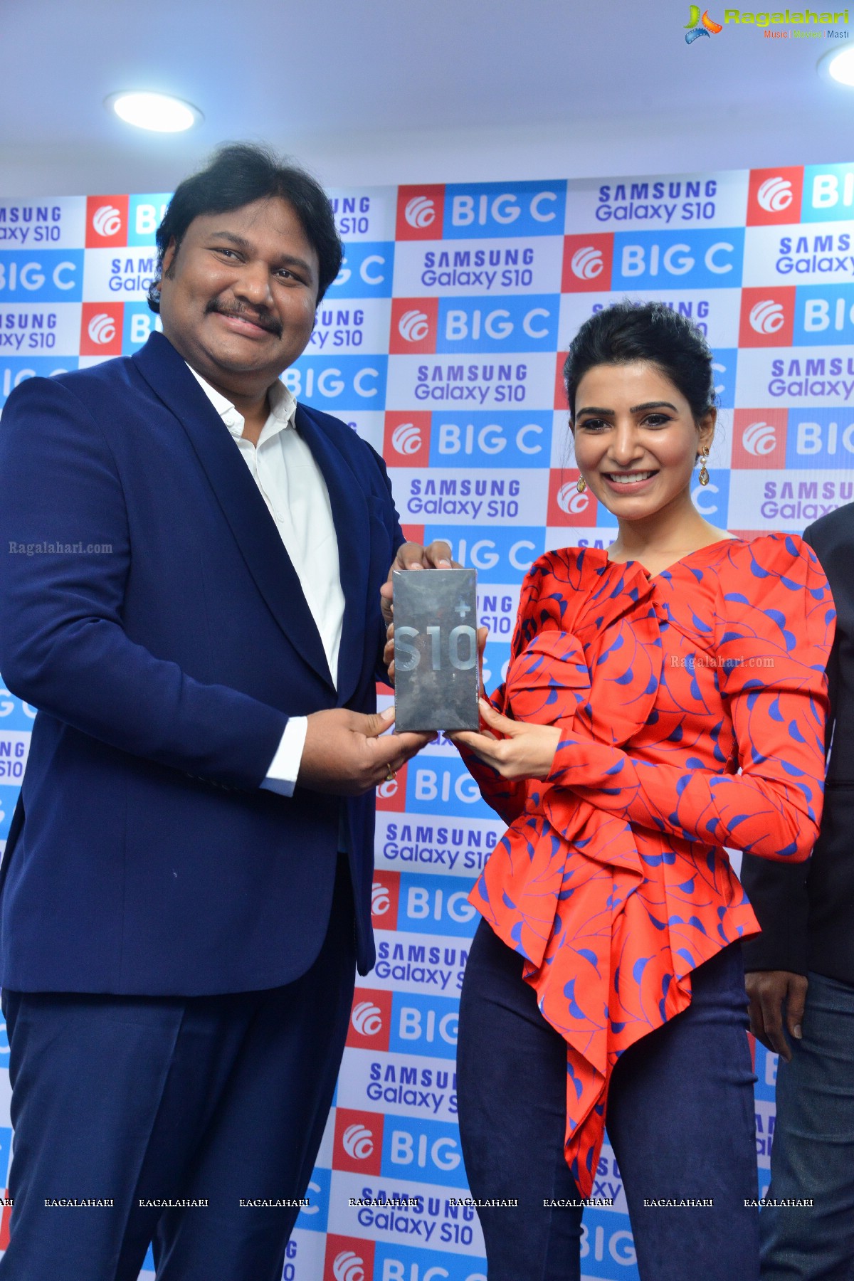 Samantha Launches Samsung S10e Mobile At Big C