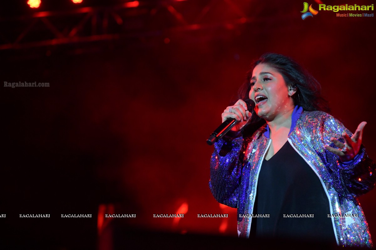 Sunidhi Chauhan Concert @ TKR College Fest - Shiznay 2019