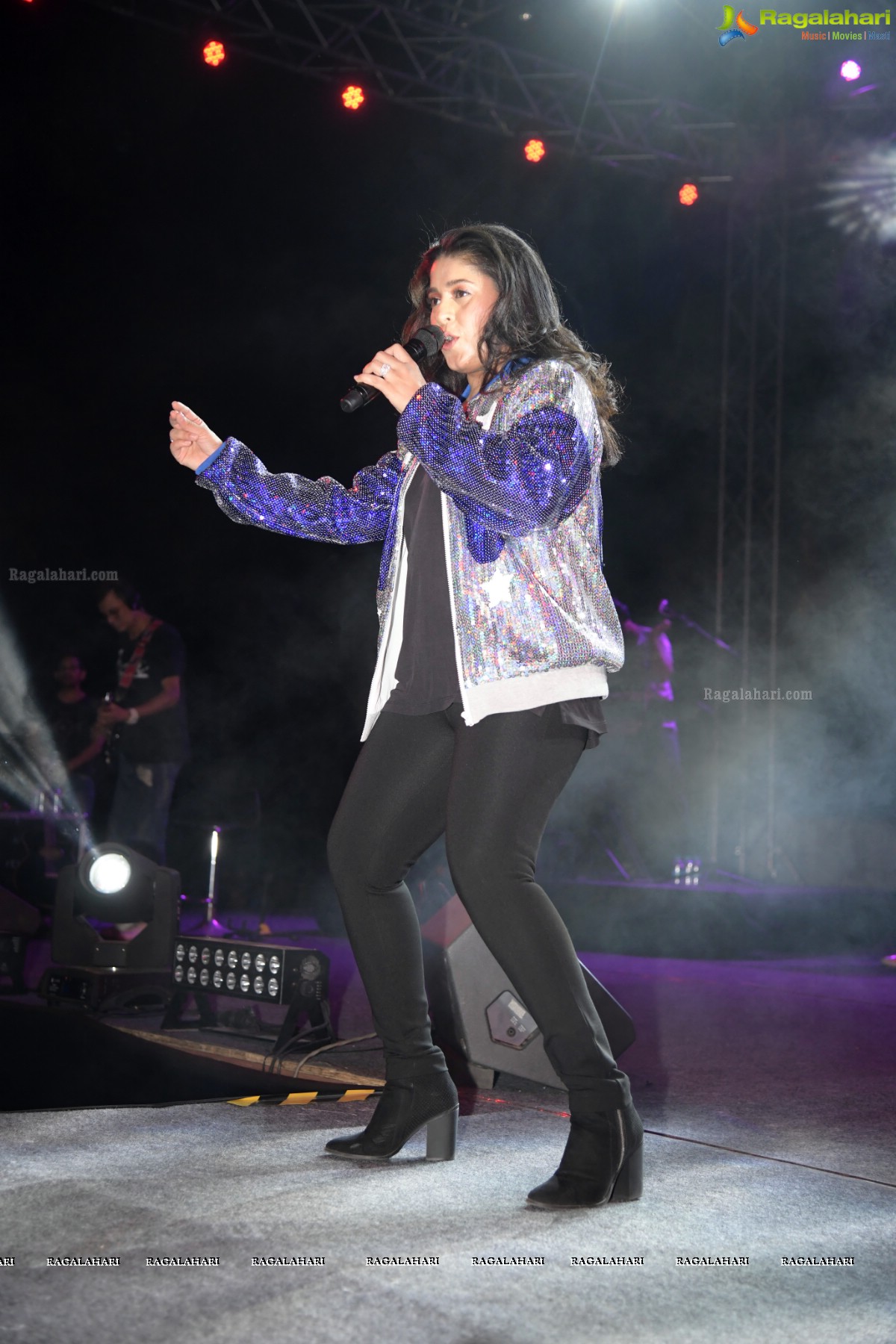 Sunidhi Chauhan Concert @ TKR College Fest - Shiznay 2019