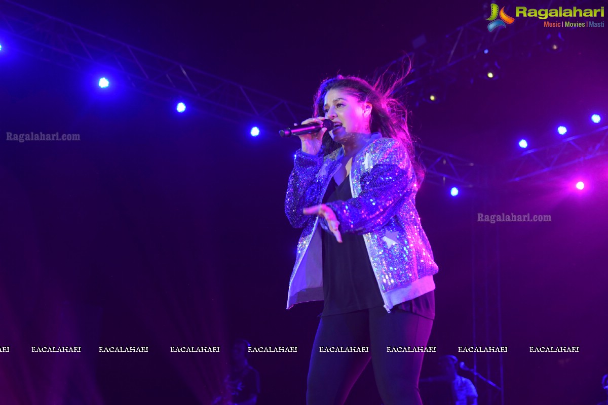 Sunidhi Chauhan Concert @ TKR College Fest - Shiznay 2019