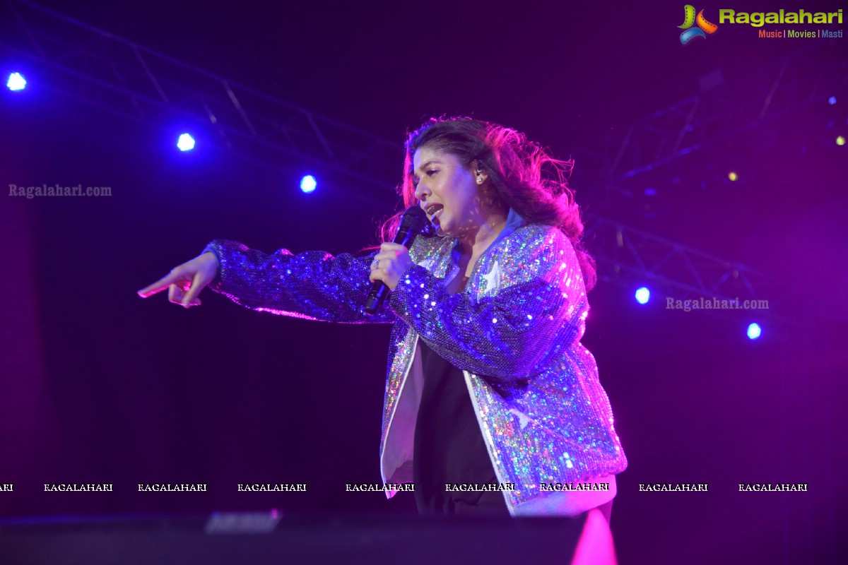 Sunidhi Chauhan Concert @ TKR College Fest - Shiznay 2019