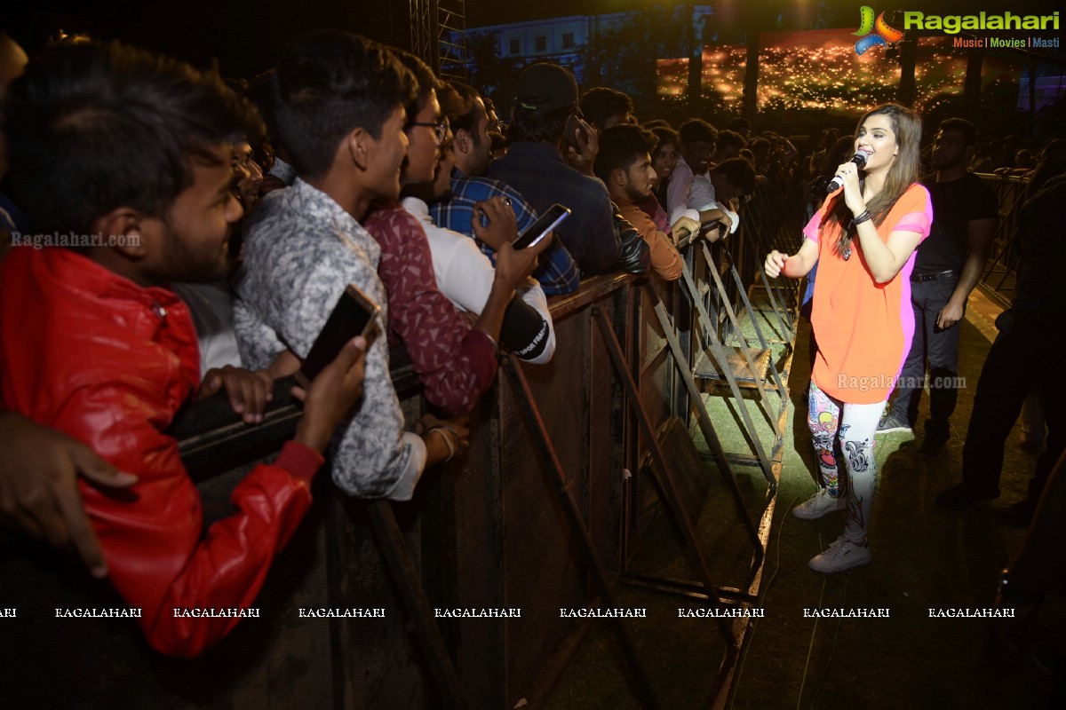 Sunidhi Chauhan Concert @ TKR College Fest - Shiznay 2019