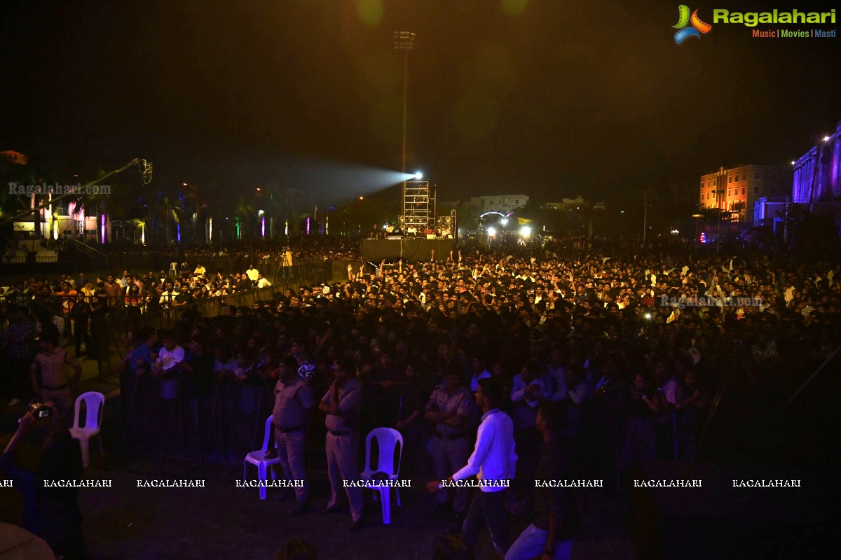 Sunidhi Chauhan Concert @ TKR College Fest - Shiznay 2019