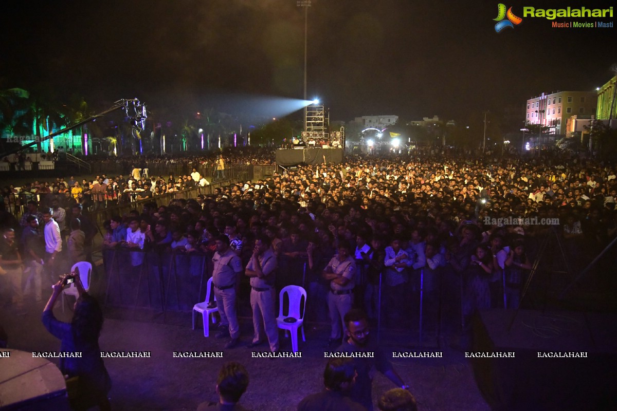 Sunidhi Chauhan Concert @ TKR College Fest - Shiznay 2019