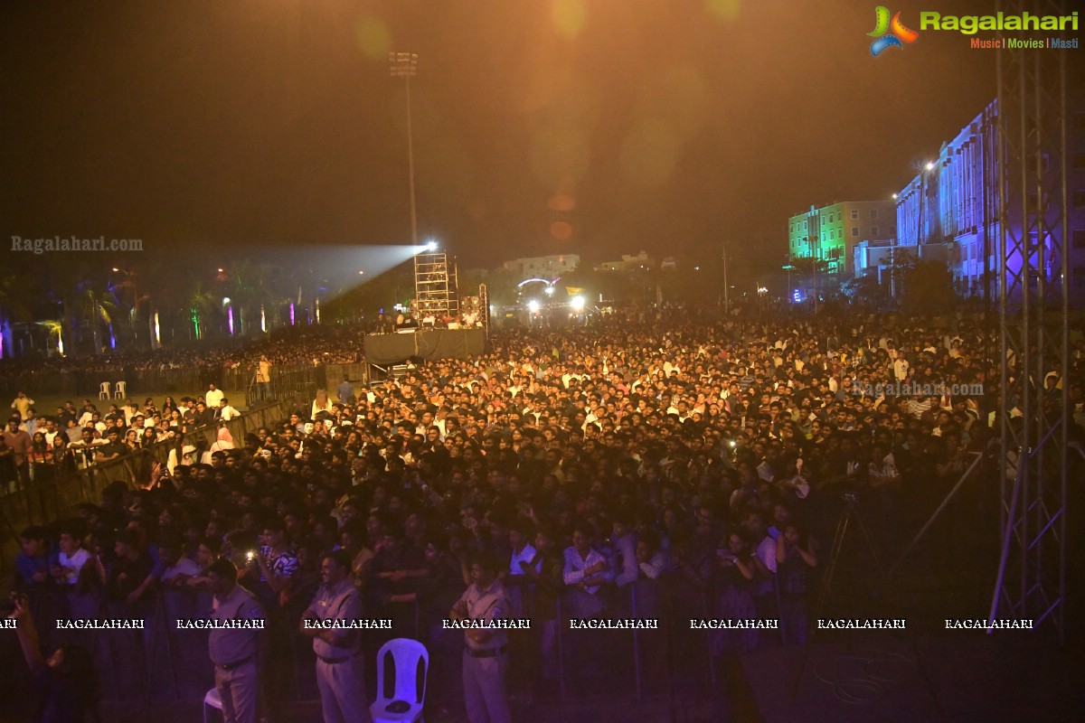 Sunidhi Chauhan Concert @ TKR College Fest - Shiznay 2019